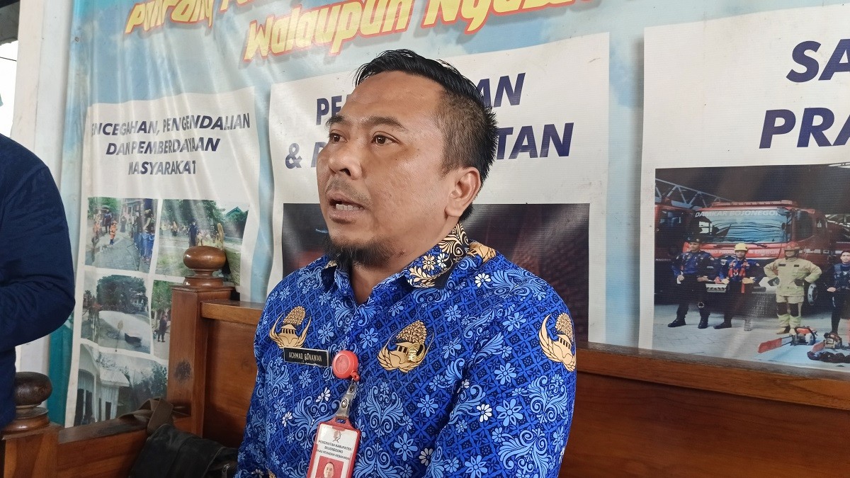 Kepala Dinas Pemadam Kebakaran dan Penyelamatan (Damkarmat) Kabupaten Bojonegoro Ahmad Gunawan saat memberikan keterangan kepada awak media (Misbahul Munir /jatimnow.com)
