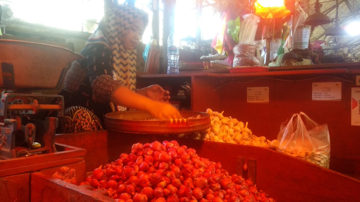 Pedagang bawang putih di Pasar Pabean. (Foto: Agus Haryo/jatimnow.com)