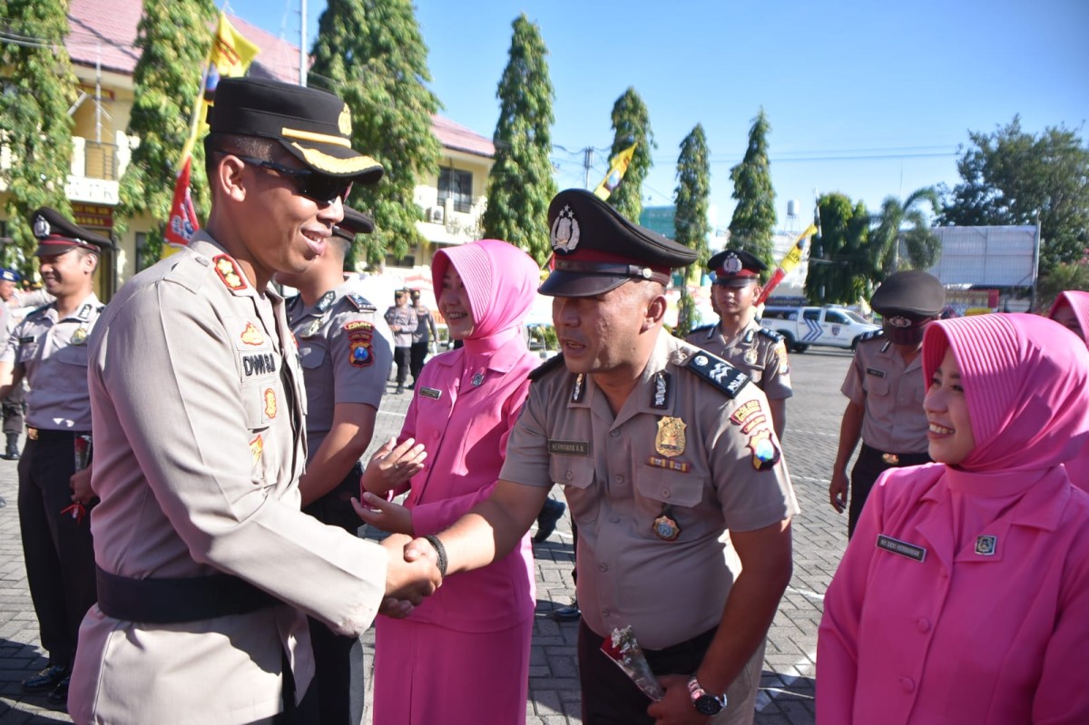 Kapolres Situbondo AKBP Dwi Sumrahadi Rakhmanto, usai memimpin ucapara kenaikan pangkat (Humas for jatimnow.com).   
