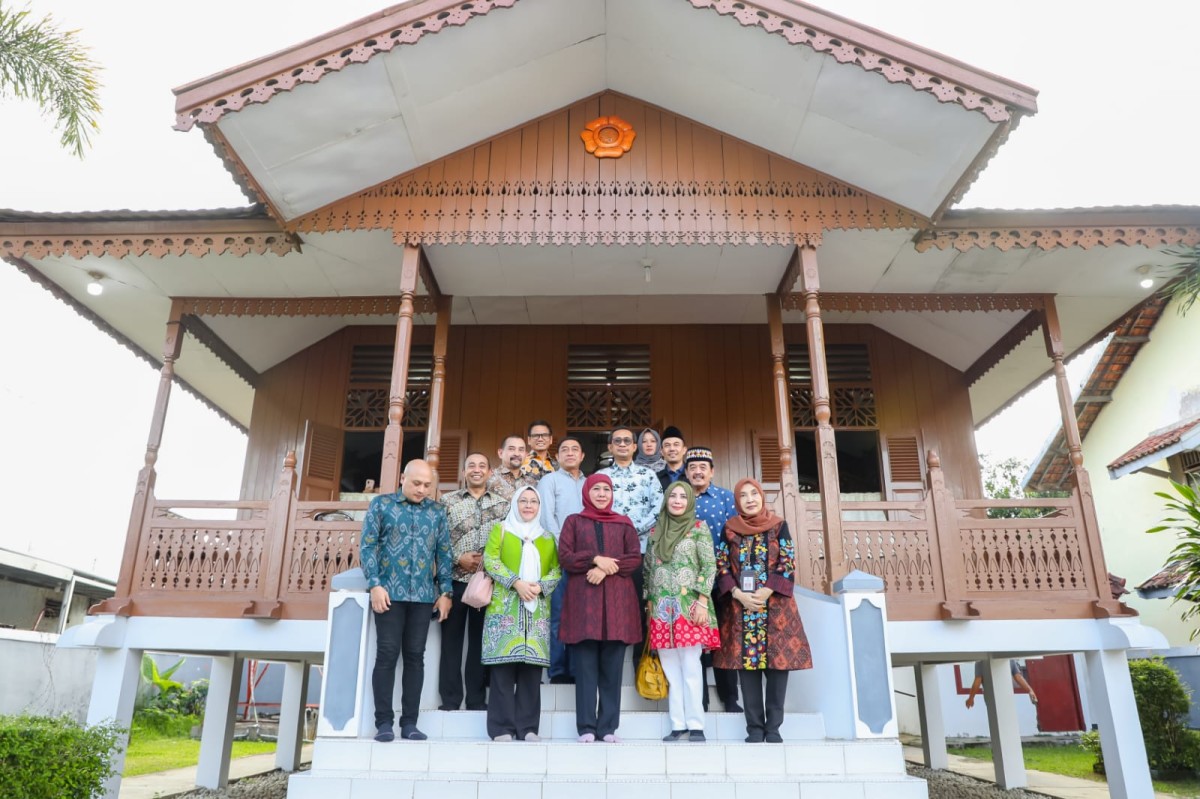 Gubernur Khofifah Indar Parawangsa di depan rumah pengasingan Bung Karno (Foto:Ni'am Kurniawan/jatimnow.com) 