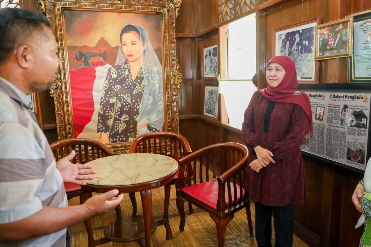 Gubernur Khofifah Indar Parawangsa di dalam Rumah Pengasingan Bung Karno. (Ni'am Kurnaiawan for jatimnow.com)