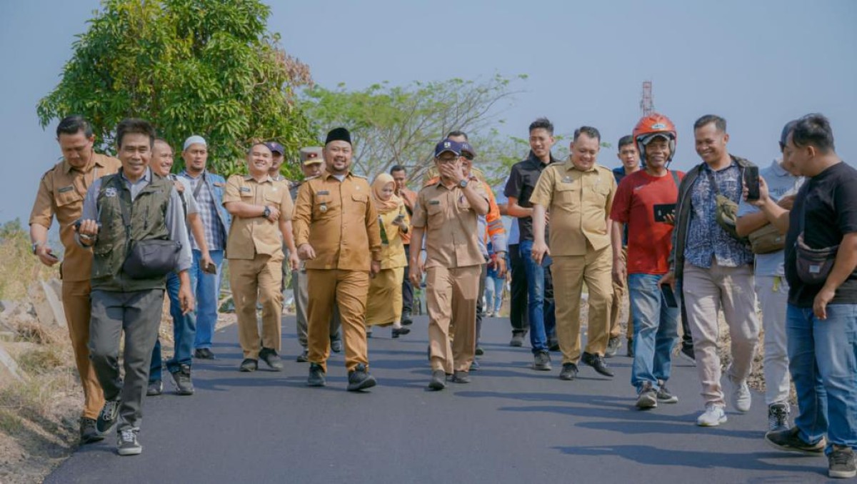 Gus Yani melihat pengerjaan perbaikan jalan di Menganti, Gresik.