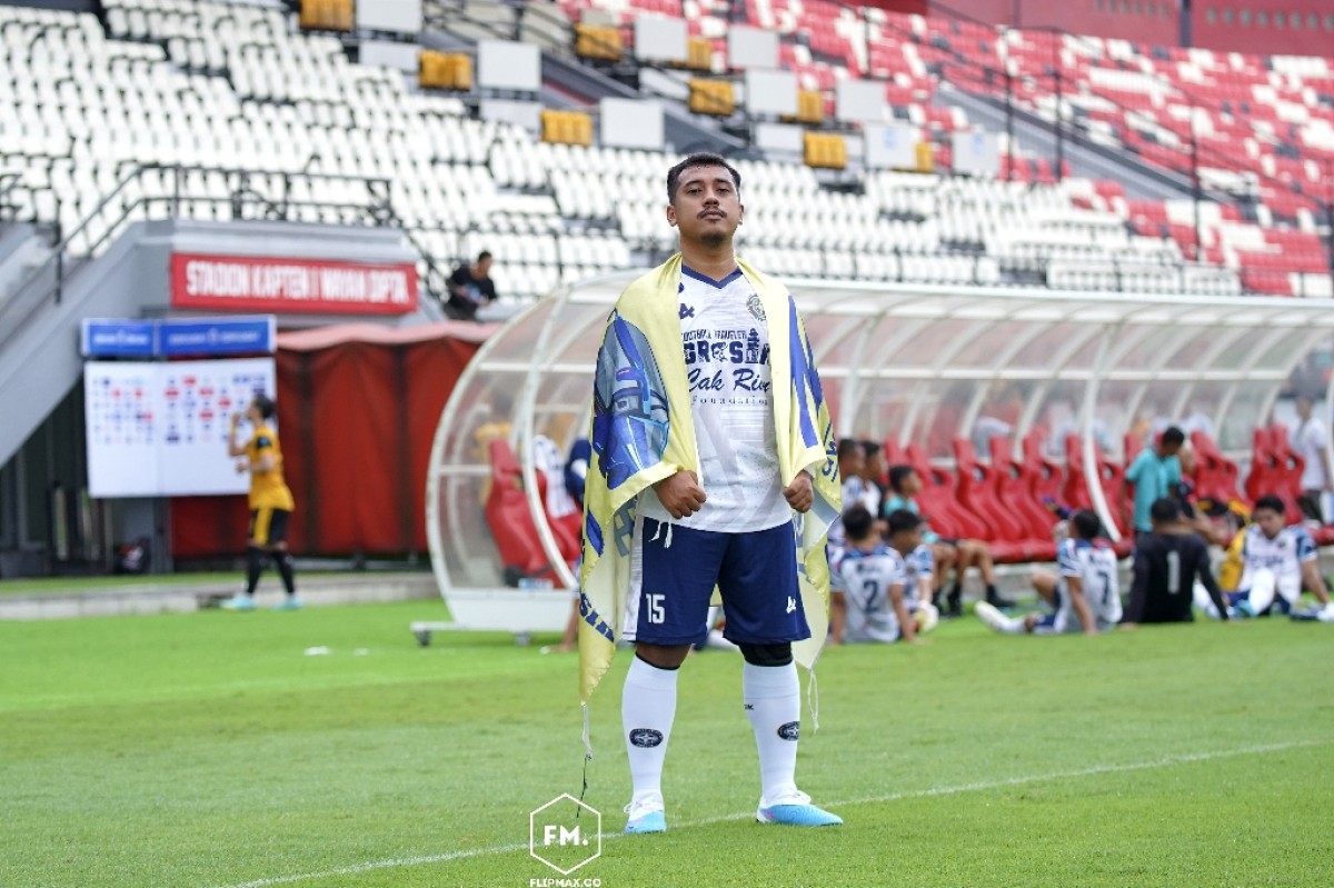 Made Wisnu Prabowo, pendiri Football Traveler Gresik saat di Stadion I Wayan Dipta, Gianyar, Bali (Foto: Dok. FT Gresik for jatimnow.com)