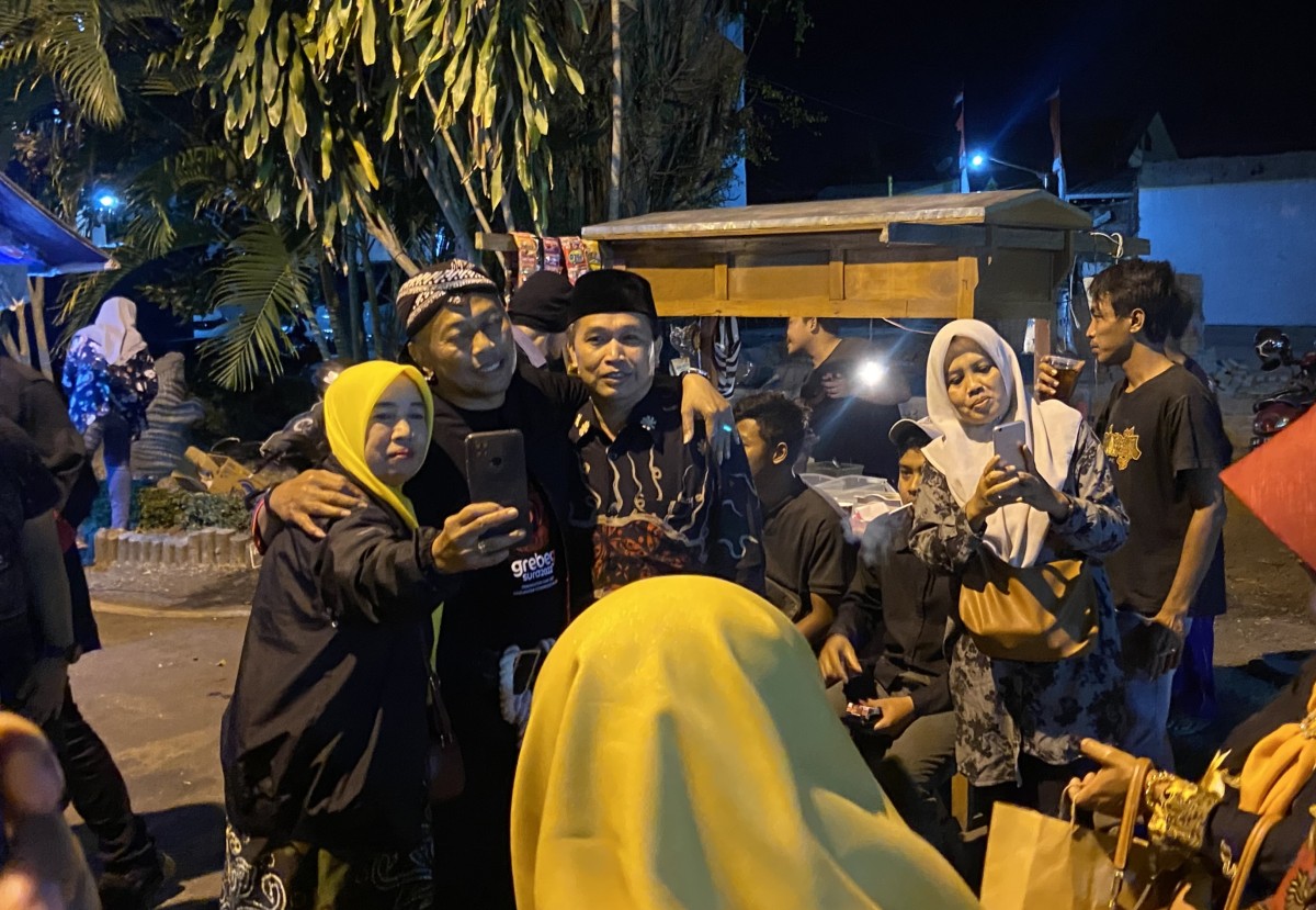 Bupati Sugiri berfoto bersama warga saat perayaan HUT ke-527 Ponorogo. 