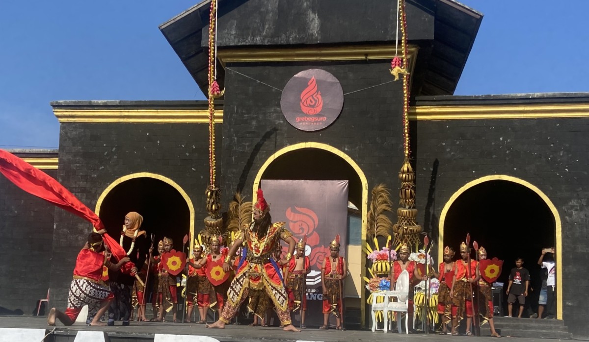 Gubernur Jatim Khofifah menyerahkan pusaka kepada Kelono Sewandono menandai dimulainya Kirab Grebeg Tutup Suro. (Ahmad Fauzani/jatimnow)