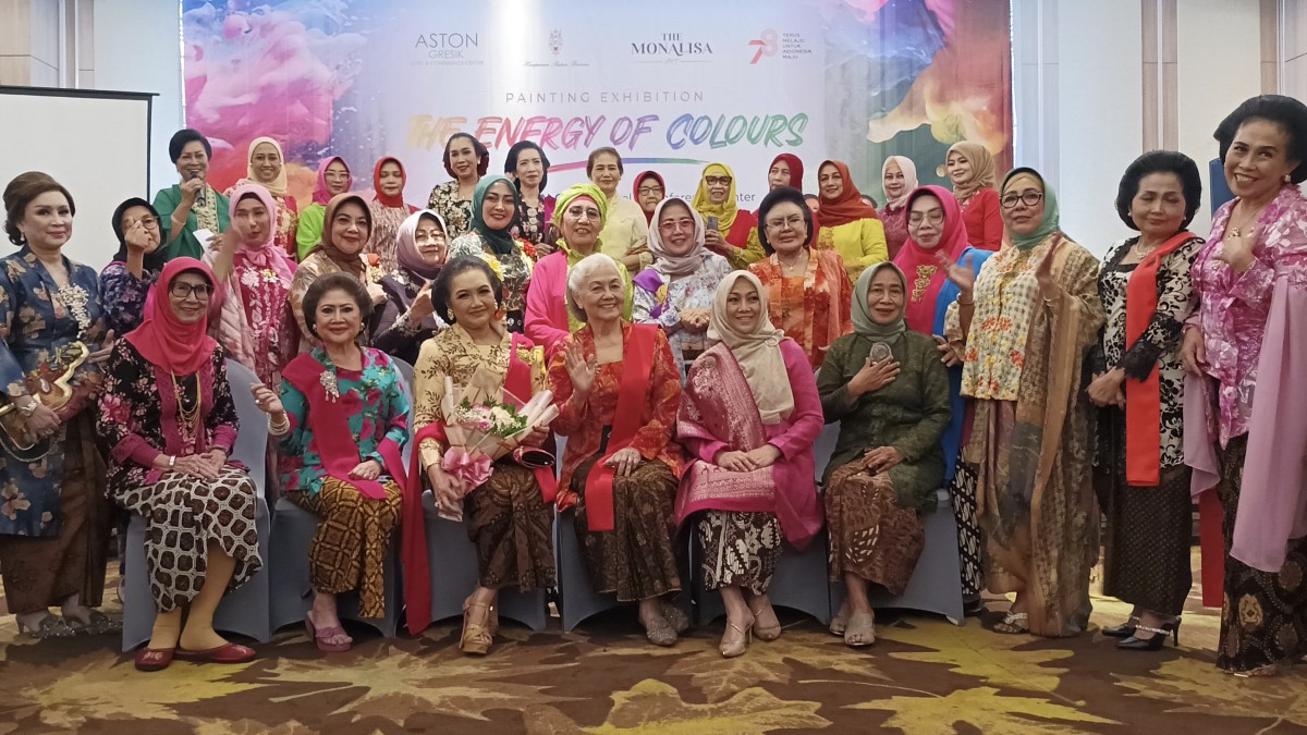 Anggota komunitas Himpunan Ratna Busana Jawa Timur seusai fashion show (Foto: Sahlul Fahmi/jatimnow.com)