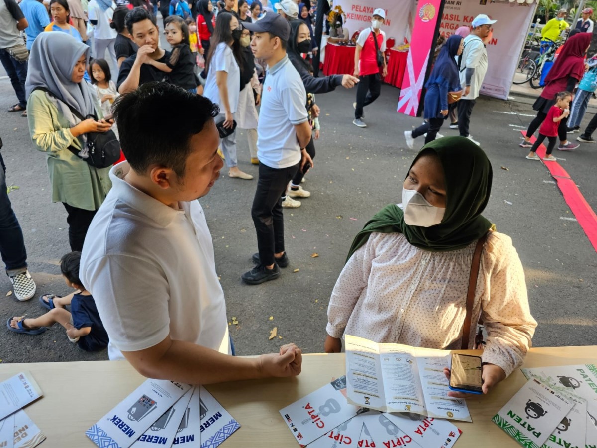 Berkonsultasdi atau bincang-bincang soal pendampingan hukum bisa dilakukan secara gratis. (Foto: Humas Kemenkumham Jatim)
