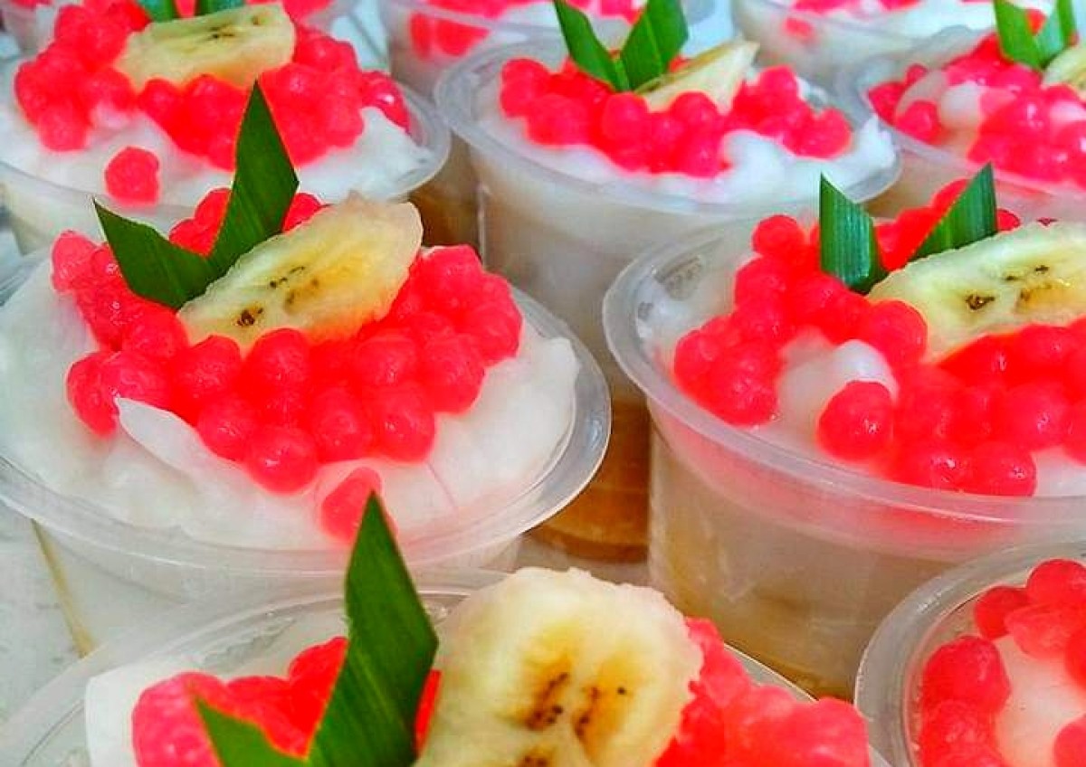 Bubur merah-putih. (Foto: Ahaddiini HM/jatimnow.com)..