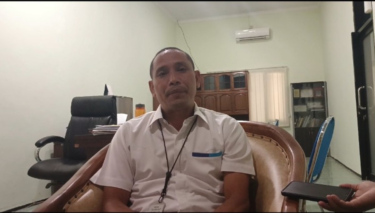 Pincab Bulog Bojonegoro Sugeng Hardono saat memberikan keterangan terkait tingginya harga beras (Foto: Misbahul Munir/jatimnow.com) 