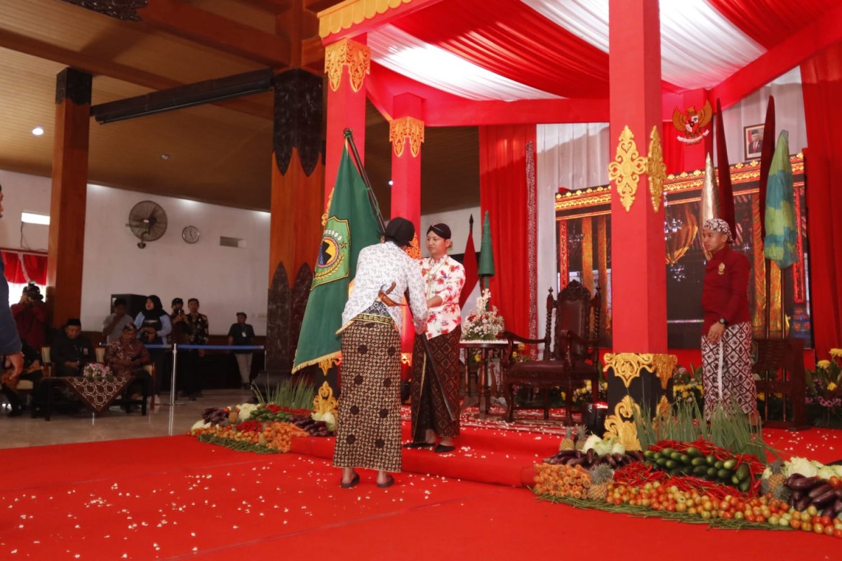 Bupati Trenggalek Mochamad Nur Arifin menyerahkan Panji