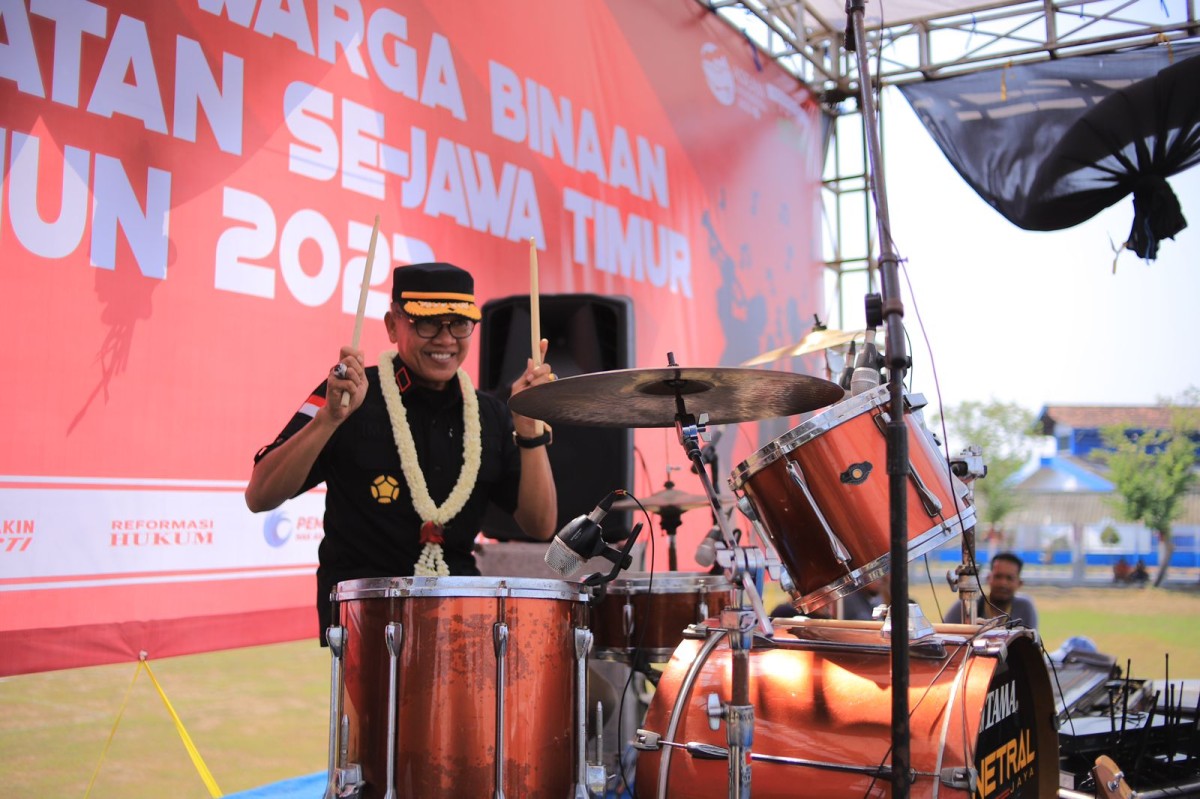 Kakanwil Imam Jauhari ikut meriahkan festival band yang digelar dji Lapas Surabaya. 
