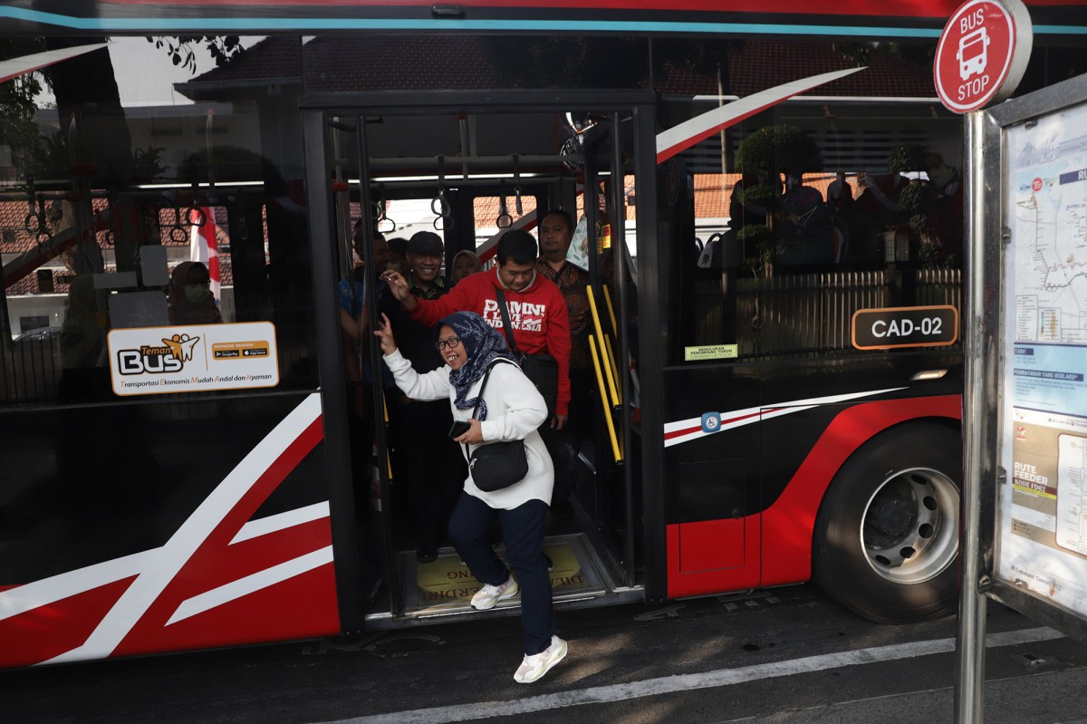 Pegawai Pemkot Surabaya turun dari Bus Surabaya. 