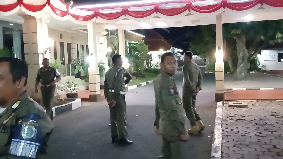 Penjagaan usai penggeledahan Rumdin Bupati Lamongan. (Foto : Adyad Ammy Iffansah/jatimnow.com)