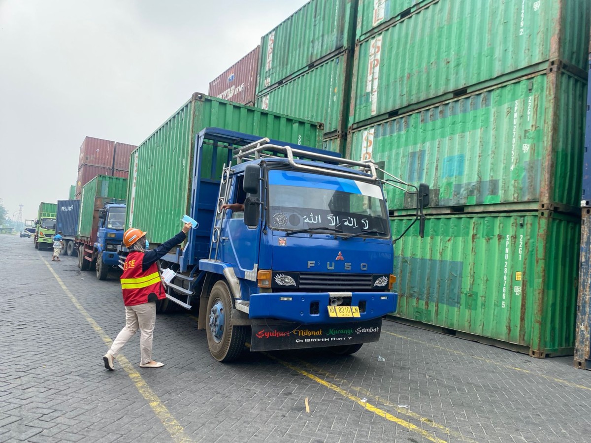 Pemberian bantuan bagi warga terdampak kebakaran hutan. 