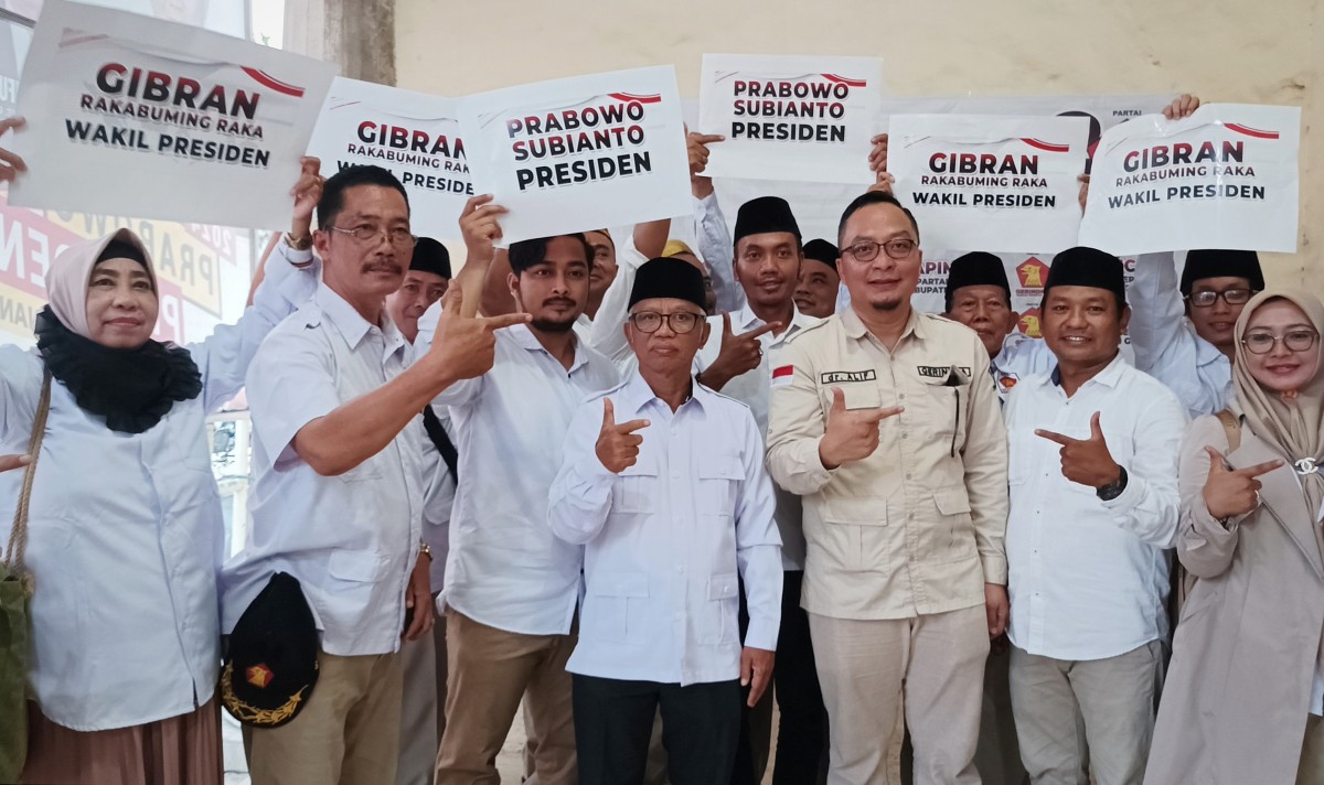 Ketua DPC Gerindra Gresik, Asluchul Alif beserta jajarannya di acara Rapimcam di Posko Pemenangan Prabowo Subianto (Foto: Sahlul Fahmi/jatimnow.com)