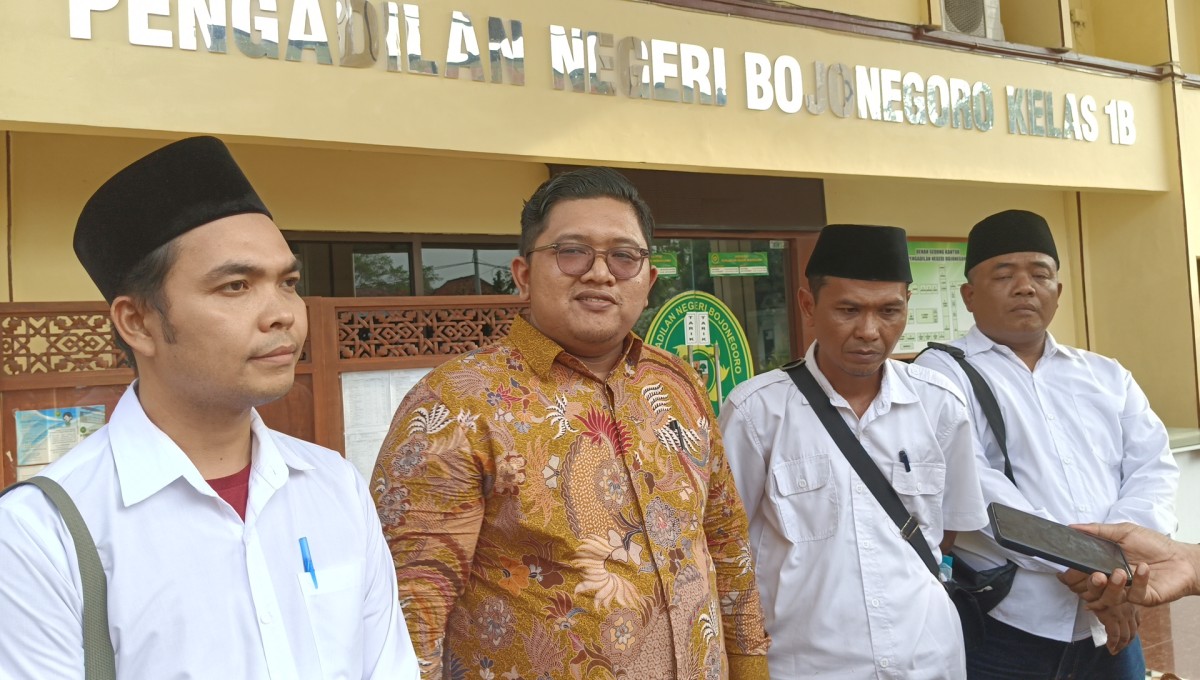 Kuasa hukum terdakwa Achmad Muas. (baju batik) bersama ketiga terdakwa (Misbahul Munir / jatimnow.com)