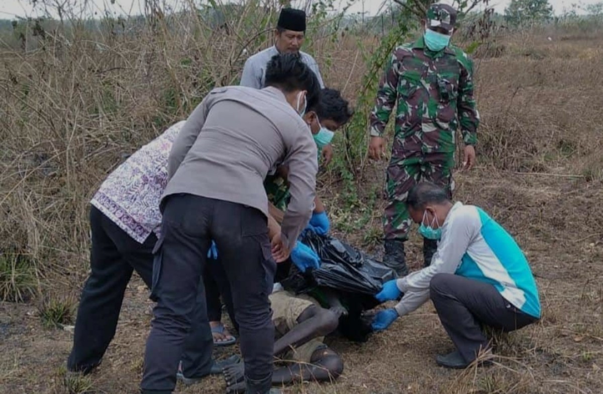 Mayat Pria Misterius Ditemukan Warga Bangkalan Di Lahan Kosong Diduga Odgj