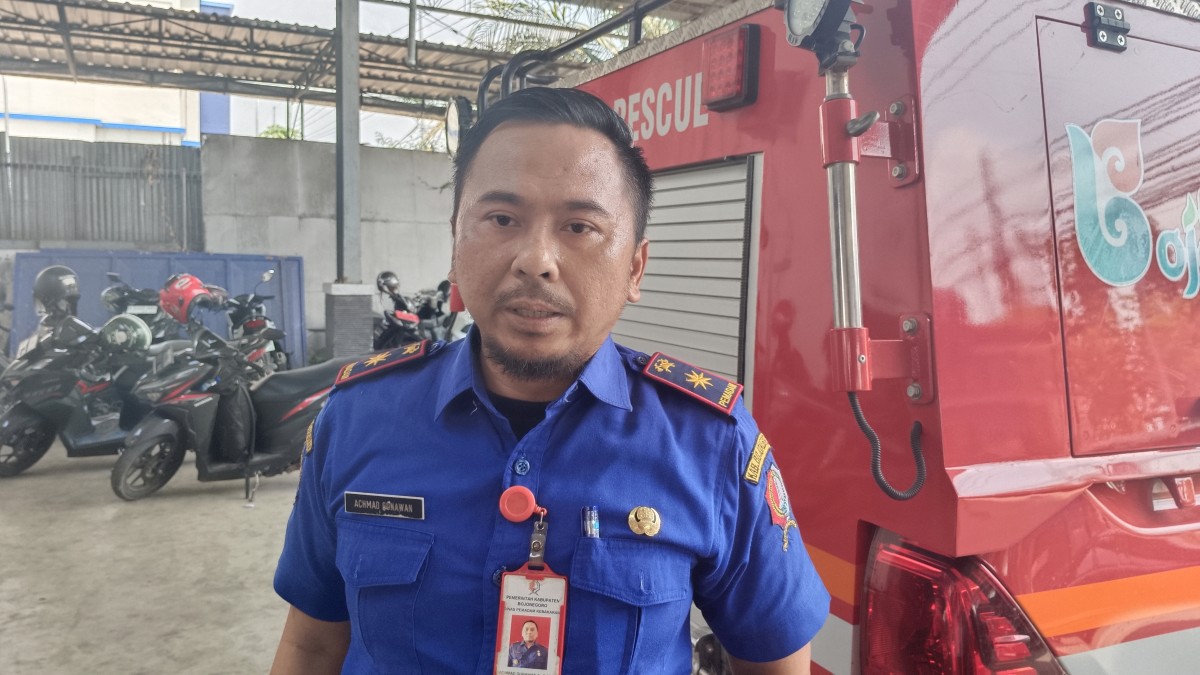 Kepala Damkarmat Bojonegoro Ahmad Gunawan saat usai menangani kejadian kebakaran lahan. (Foto: Misbahul Munir/jatimnow.com)