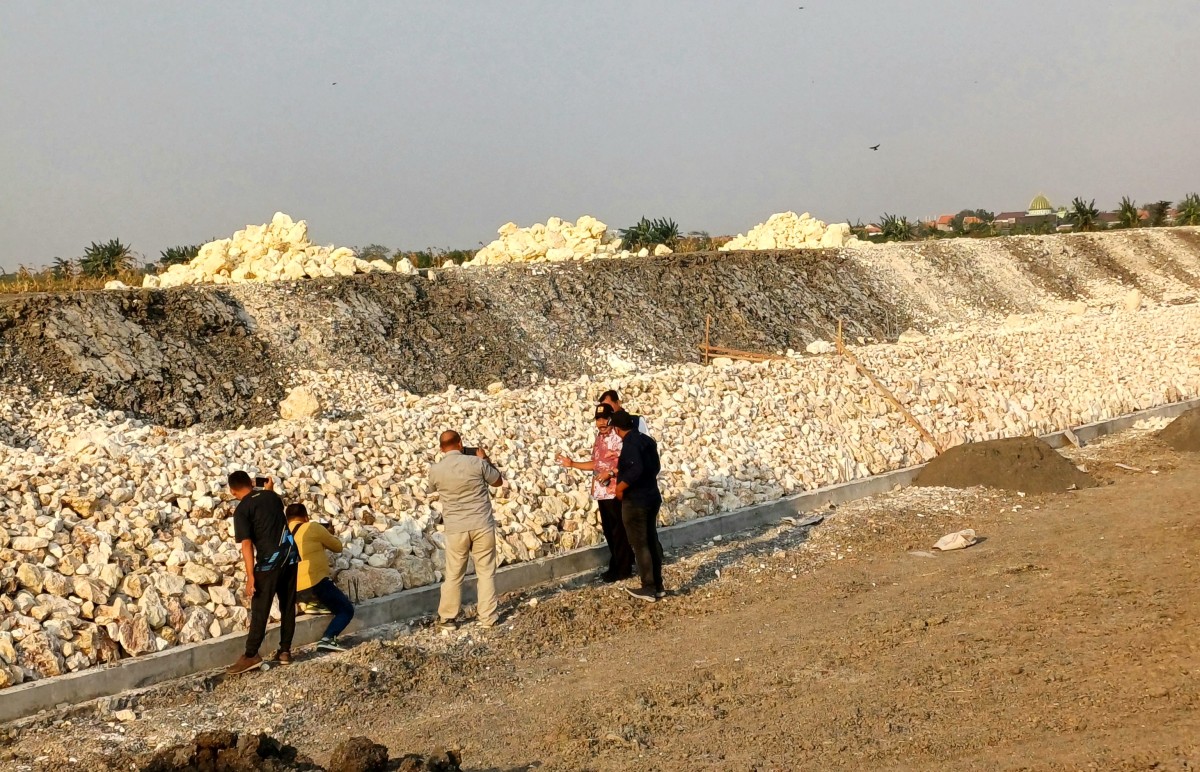 Proyek kolam retensi buatan Pemkab Lamongan. (Foto: Adyad Ammy Iffansah/jatimnow.com)
