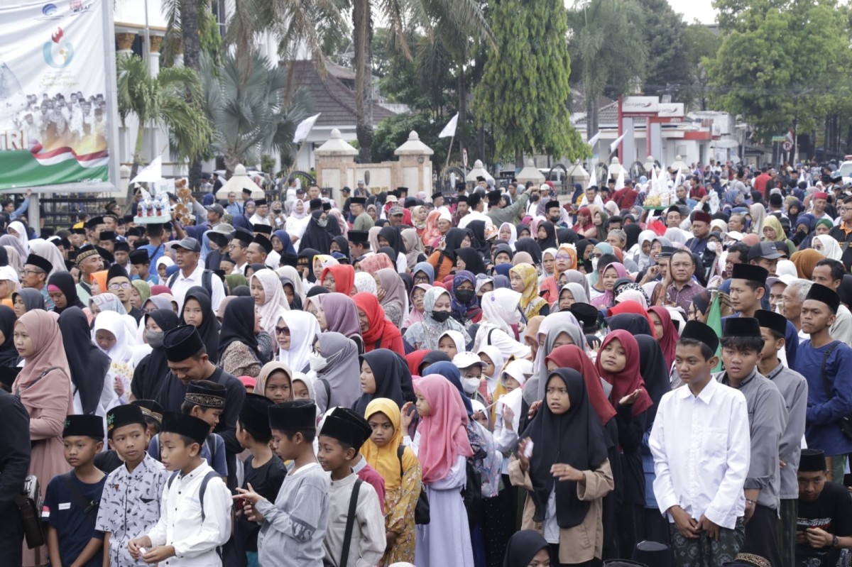 Antusiasme warga Ponorogo mengikuti acara jalan sehat peringatan HSN 2023.