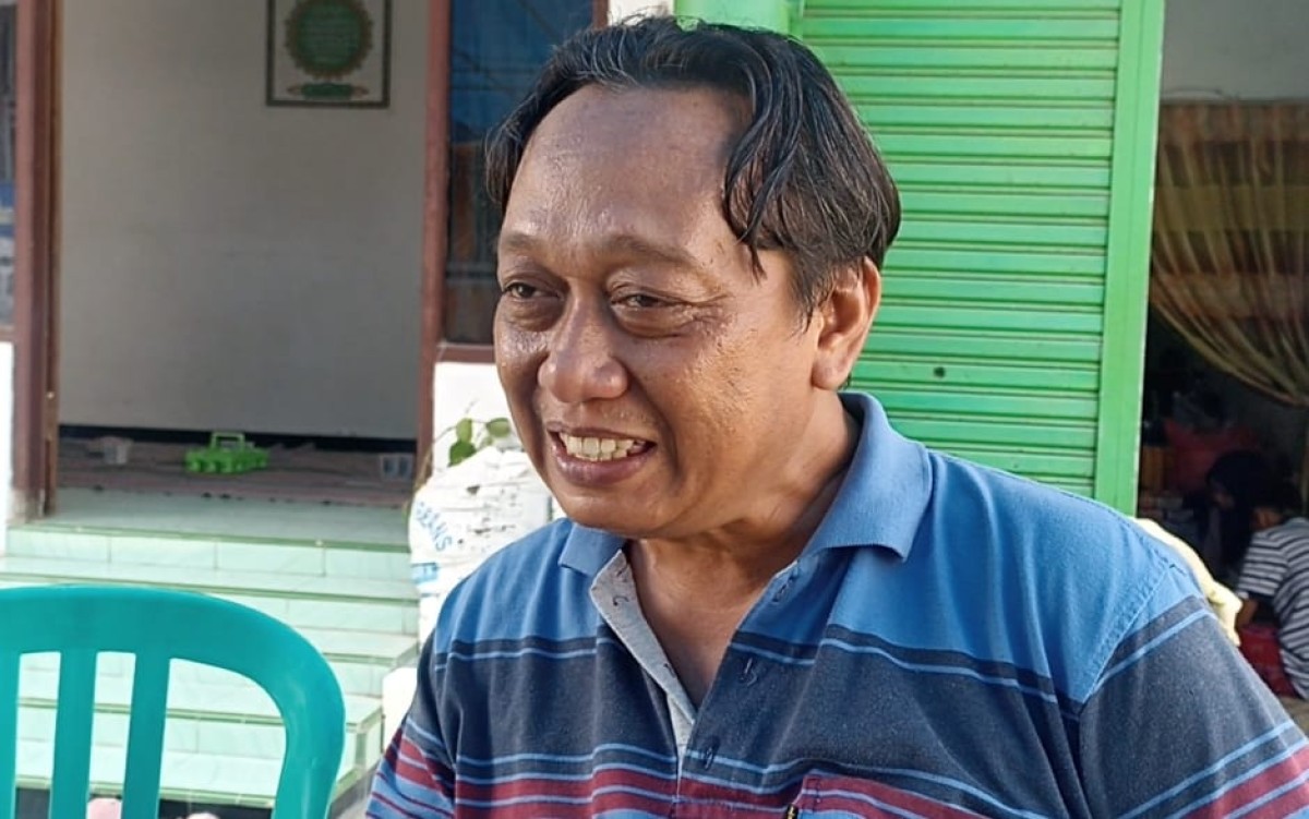 Ayah almarhum Tegar, Candra Prasetya saat dijumpai awak media di rumah duka (Misbahul Munir/jatimnow.com) 