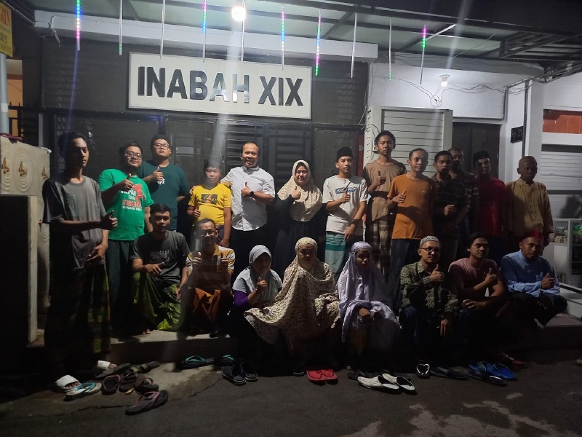 Sambutan hangat sebagian santri pada Bambang di Ponpes Inabah Sidoarjo. (Foto: Ni'am Kurniawan/jatimnow.com) 