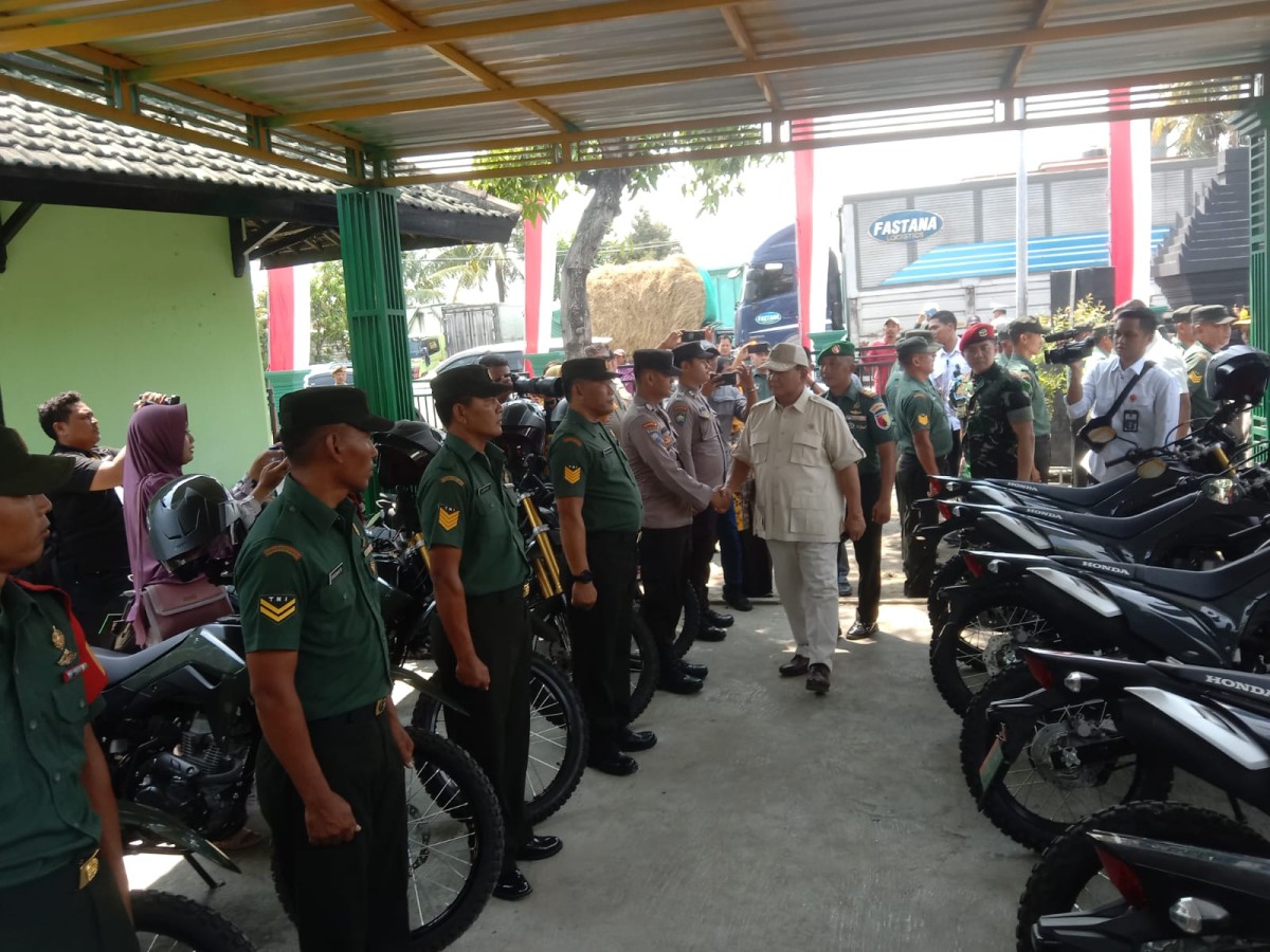 Prabowo Subianto saat mengunjungi koramil 0811/08 Widang Tuban menyerahkan motor dinas untuk Babinsa TNI 