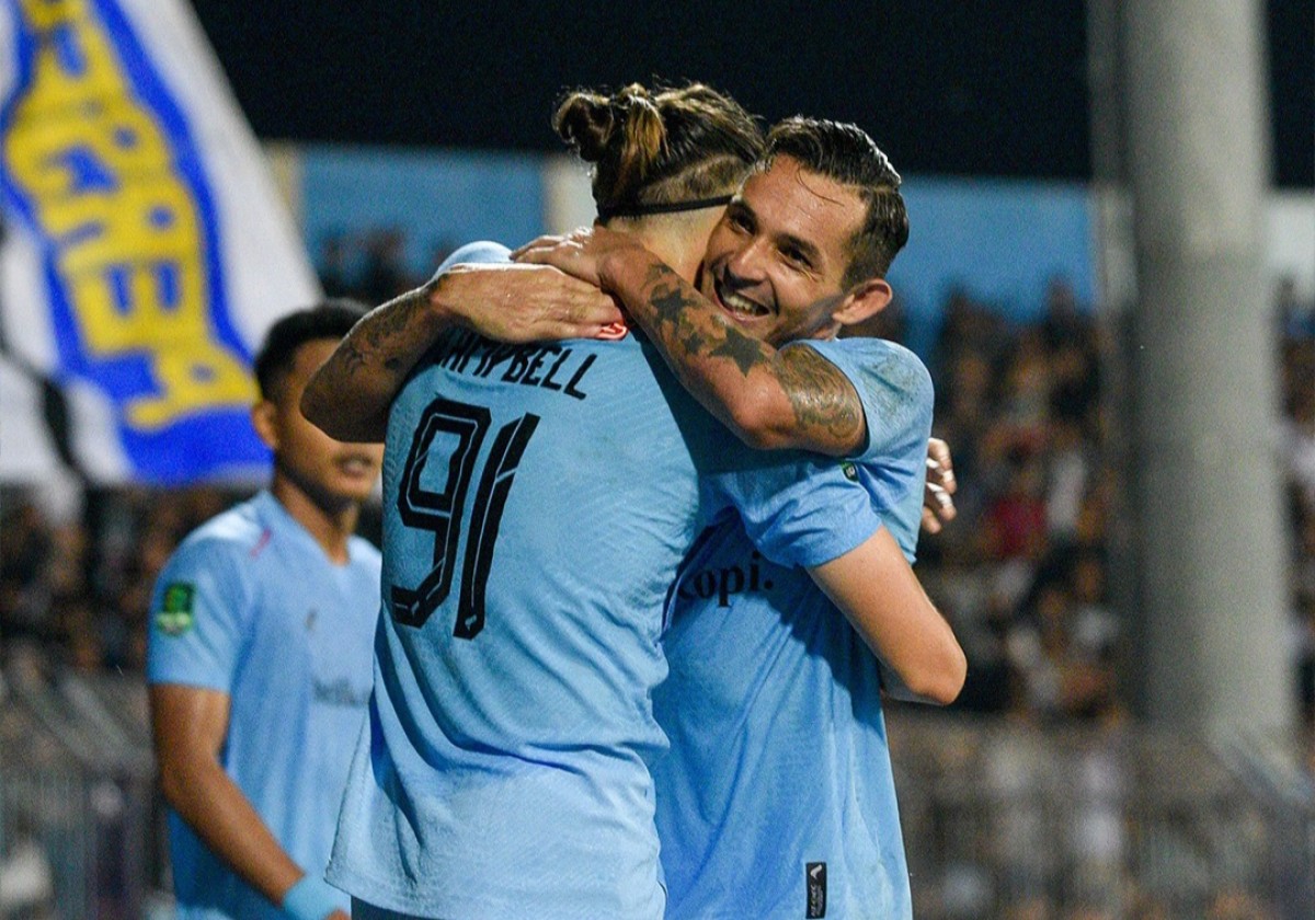 Selebrasi 2 pemain Persela Lamongan seusai mempu melibas Persekat 3-1. (Foto: Perselafc for jatimnow.com)