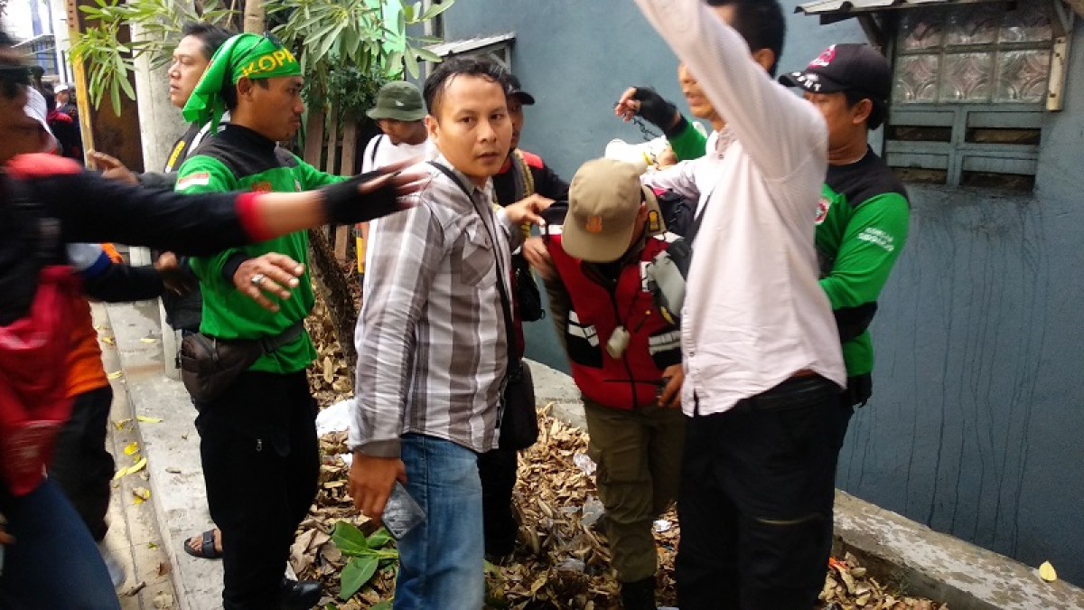 Dua anggota Satpol PP korban kekerasan yang dilakukan peserta demo buruh. (Foto: Haryo Agus/ jatimnow.com)