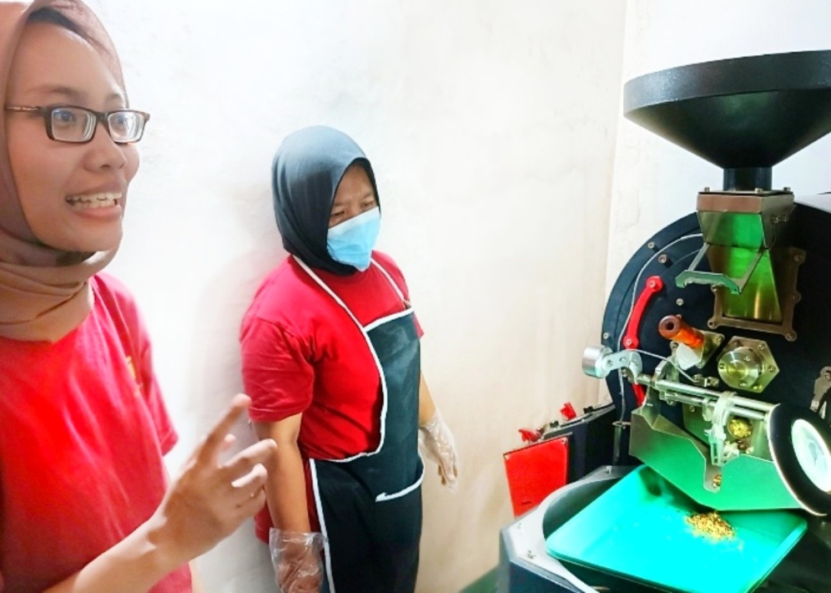 Weni dengan peralatan usaha kopinya.