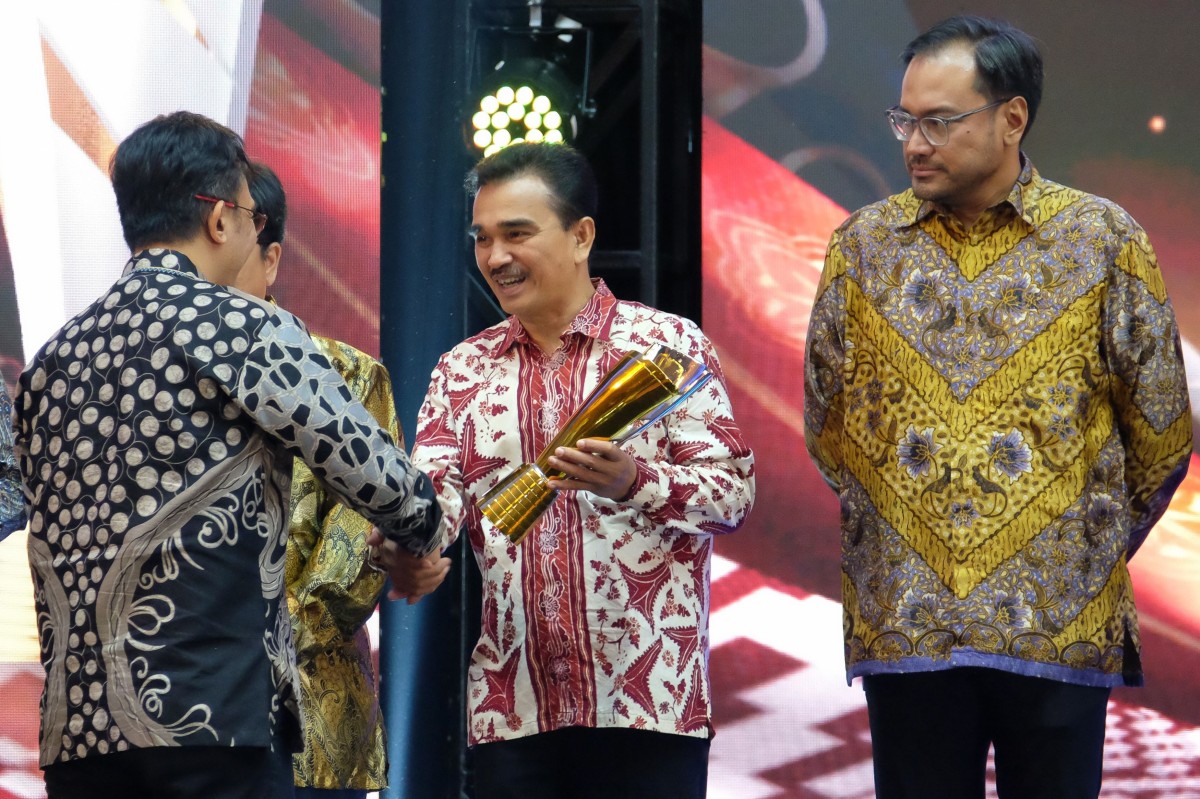 General Manager SBI Pabrik Narogong, Erwin Halomoan Purba (tengah) menerima penghargaan kategori Implementasi pada ajang Tamasya Award 2023 di Hotel Bidakara, Jakarta, Jumat (8/12).