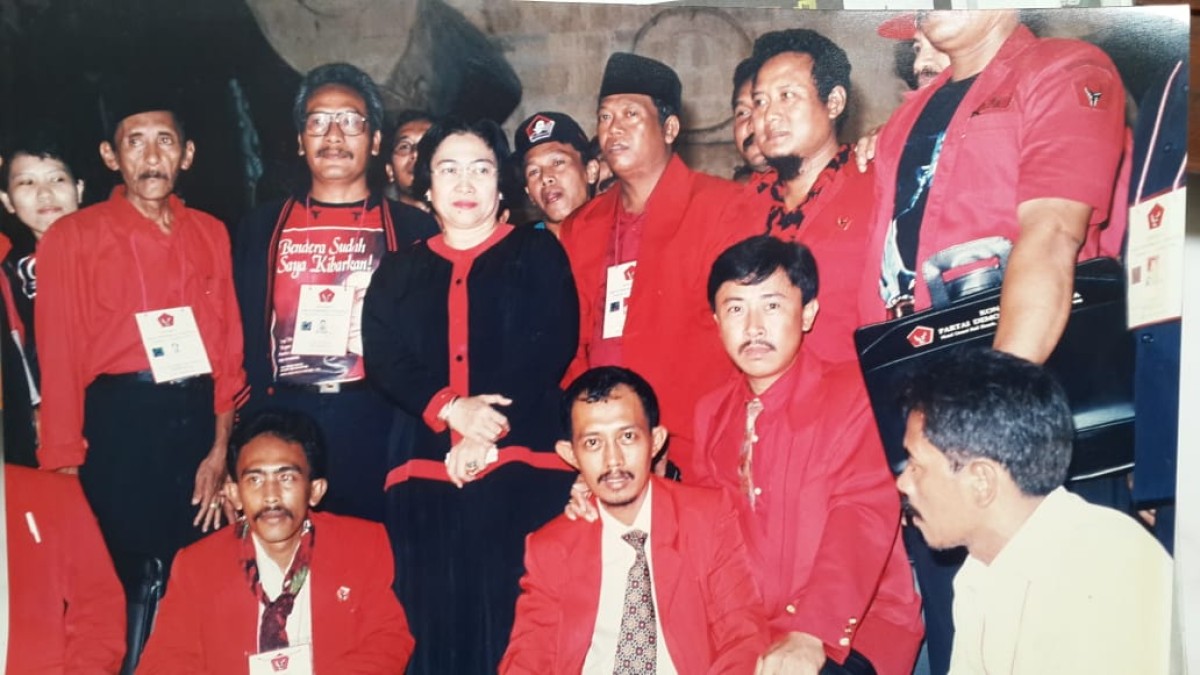 Baktiono (dua dari kanan dibawah) sembari merangkul Wakil Walikota Surabaya Armuji, saat berfoto bersama Megawati Soekarnoputri di tahun 1996 (dok.pribadi for jatimnow.com)