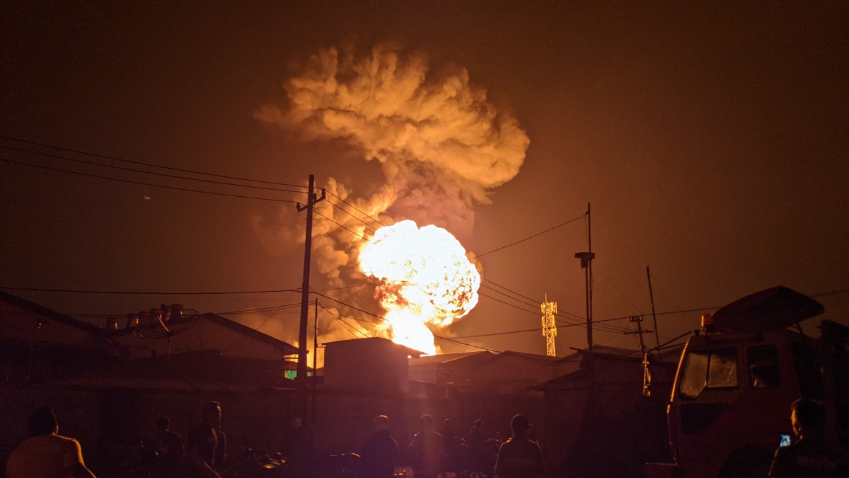 Kondis terkini kebakaran gudang tiner di kawasan Kalianak Surabaya.