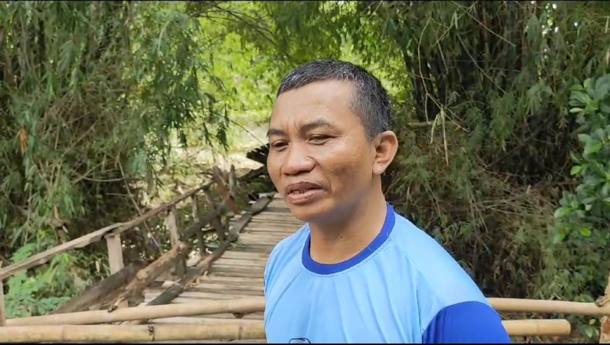 Dampak Jembatan Putus Diterjang Banjir Bandang, Warga Ngasem Bojonegoro Tempuh 3 Kilometer