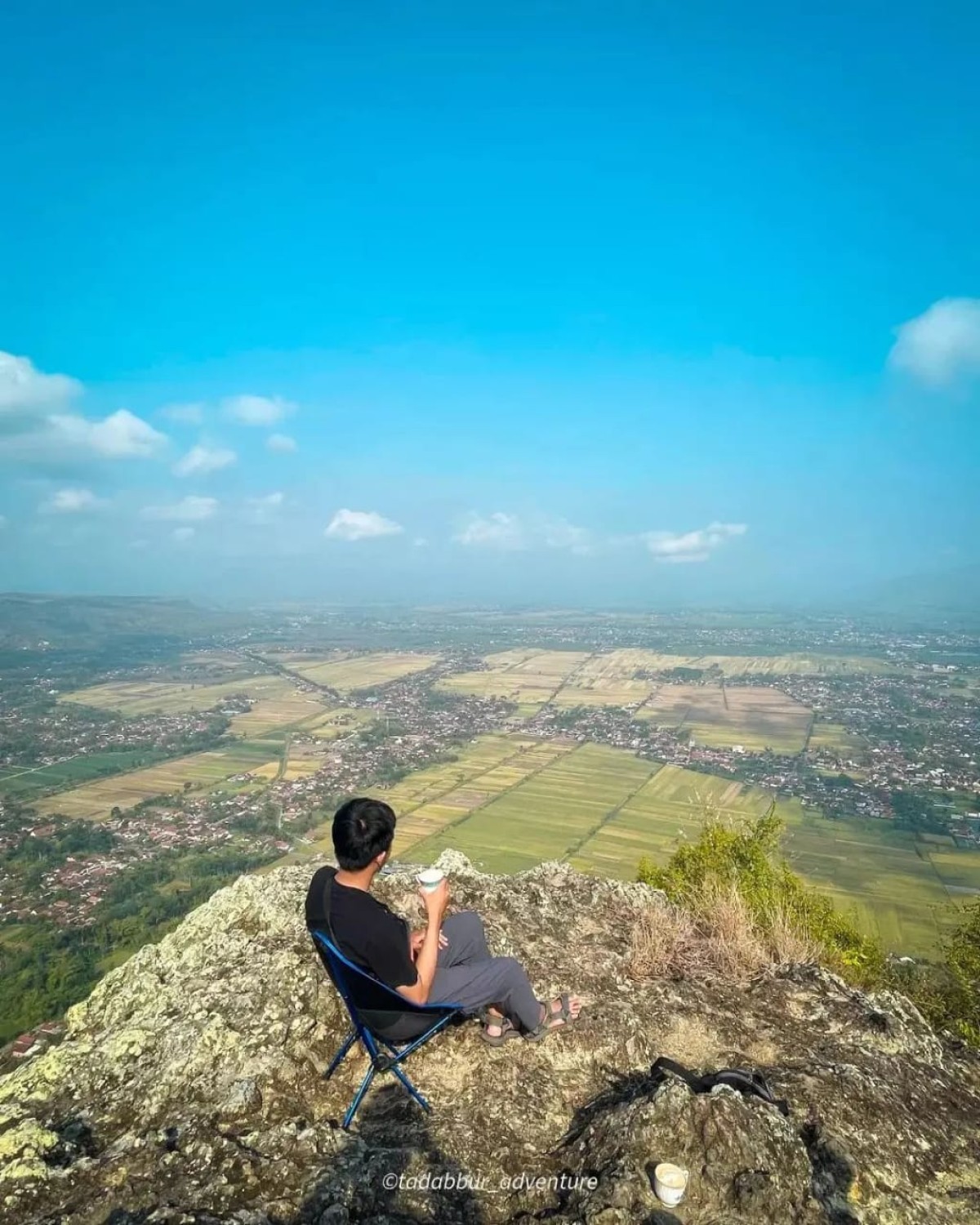 Pemandangan dari atas Gunung Budeg. (Foto: Instagram @ potrettulungagug)