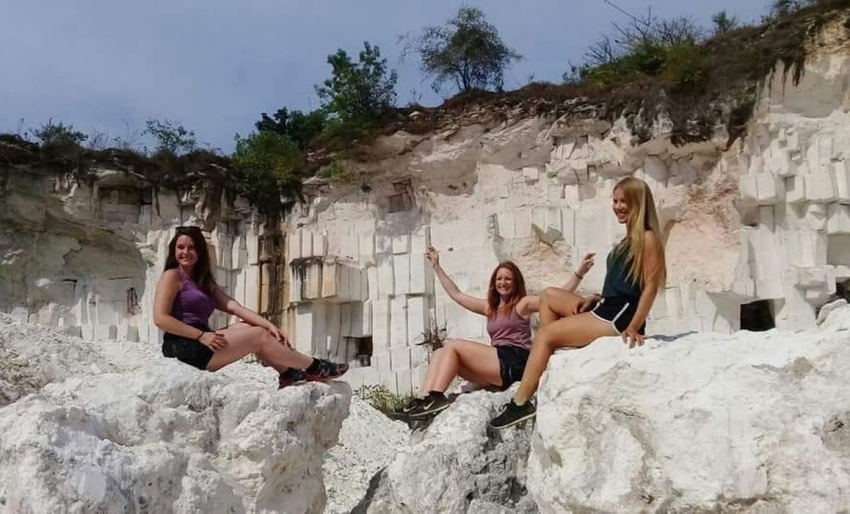 Wisatawan manca negara saat menikmati Wisata Setigi di Desa Sekapuk Gresik. (Foto: Dok. BUMDes Sekapuk for jatimnow.com)