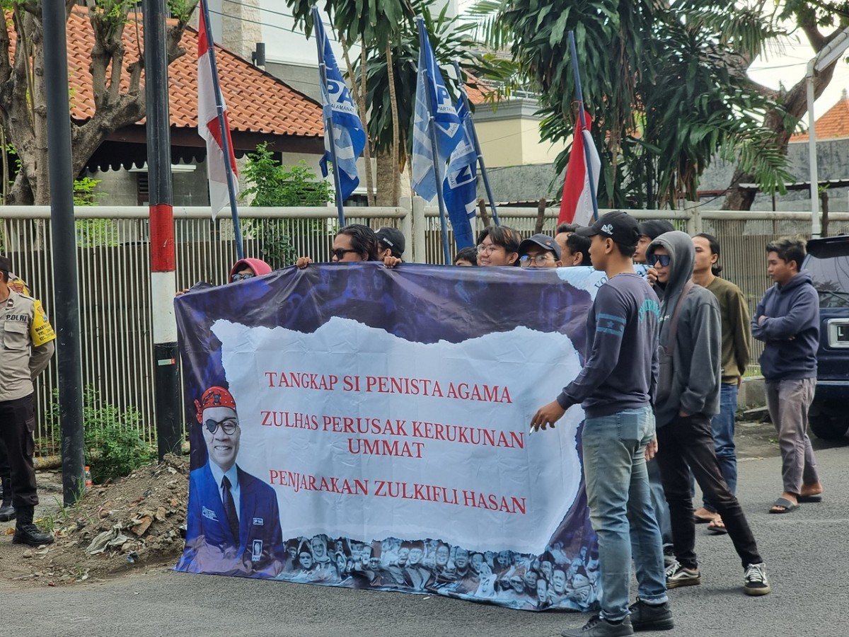 Persatuan Santri Jawa Timur membeber tuntutan didepan Kantor PAN Jatim. (Foto: Ni'am Kurniawan/jatimnow/com)