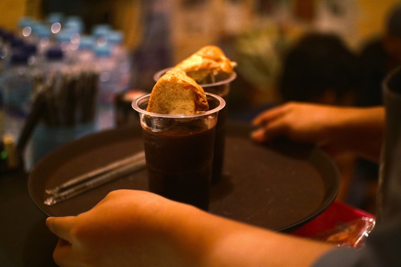 Es coklat roti, menu andalan Warkop Titiek Djaya