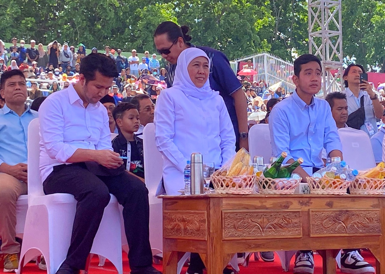 Gibran ditemani Khofifah Indar Parawansa dan Emil Elestianto Dardak.