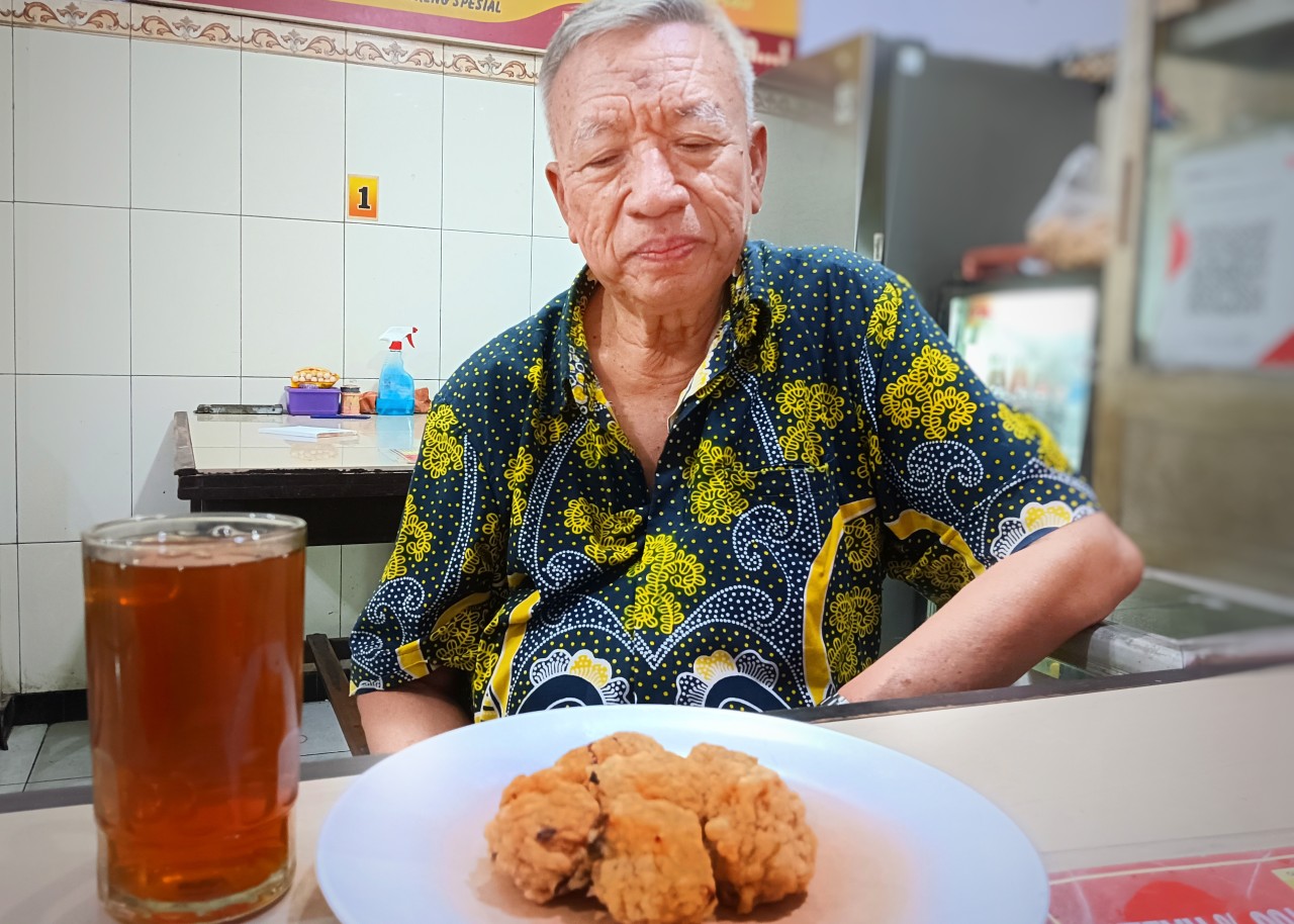 Sunyoto dengan bakwan khas buatannya sebagai salah satu bahan isian capcay.