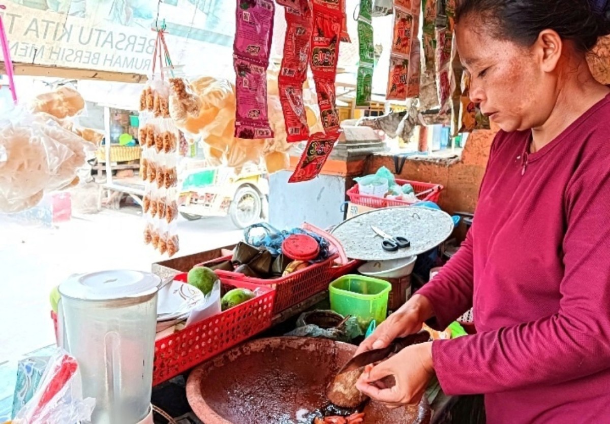 Sumriyeh (46) salah atu penjual rujak erok-erok.