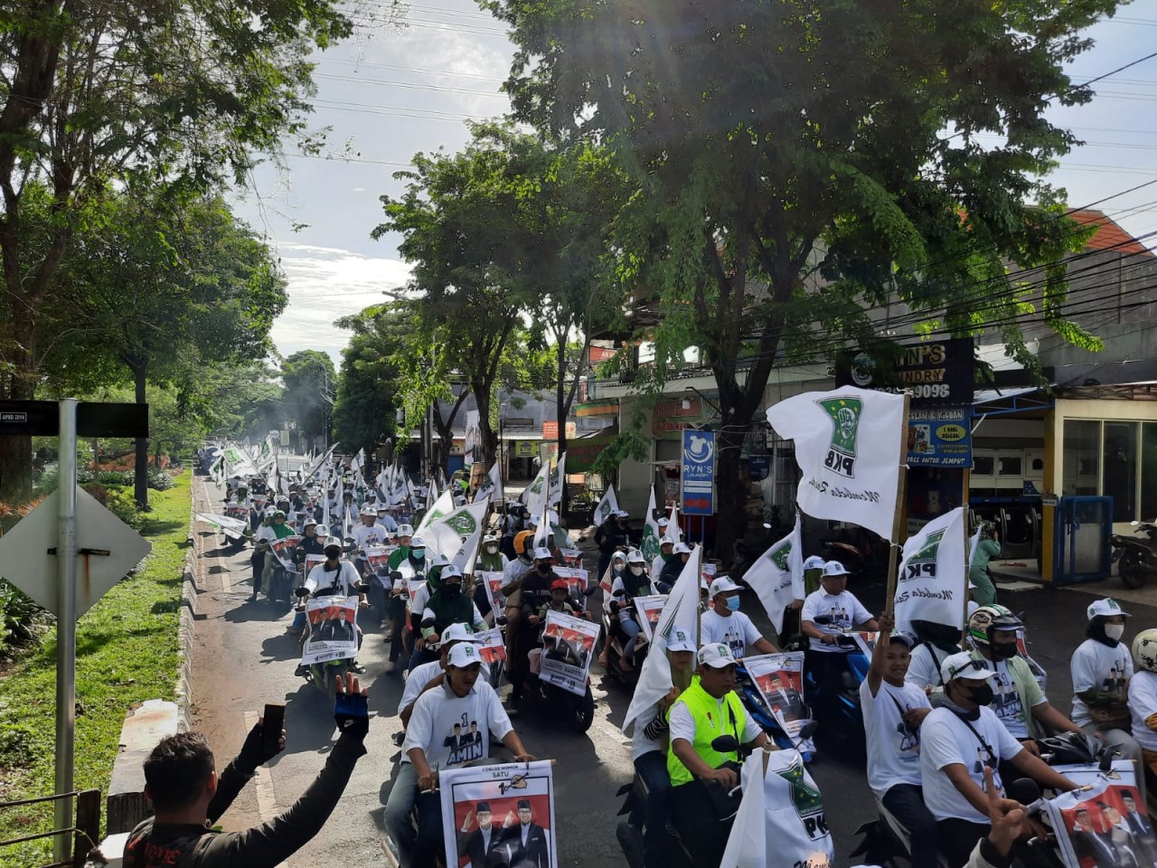 Relawan AMIN bersama DPC PKB Surabaya kampanyekan AMIN di Surabaya. (foto: Totok for jatimnow.com)