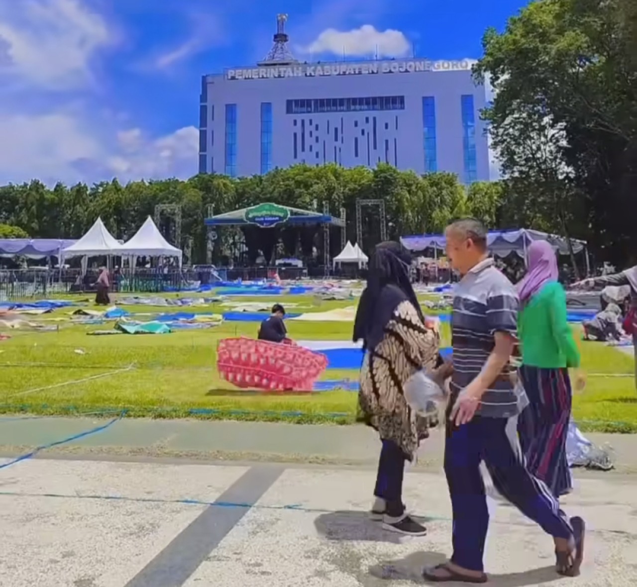 Kondisi Alun-alun Bojonegoro sudah dipenuhi alas tempat duduk, hingga kapling tali jelang Pengajian Gus Iqdam. (Foto: tangkap layar video amatir warga for jatimnow.com) 