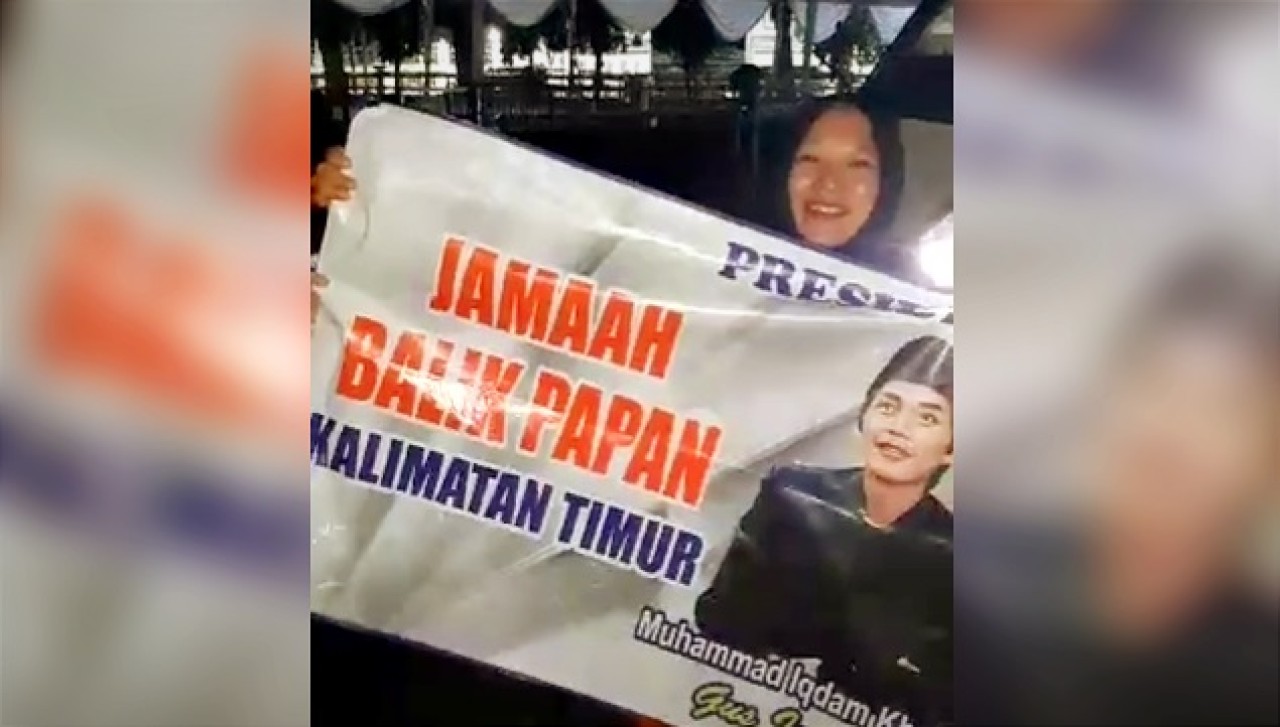 Jamaah Sabilut Taubah saat tiba di Bojonegoro tengah memasang tanda tempat duduk depan panggung di Alun-alun. (tangkap layar video amatir warga) 