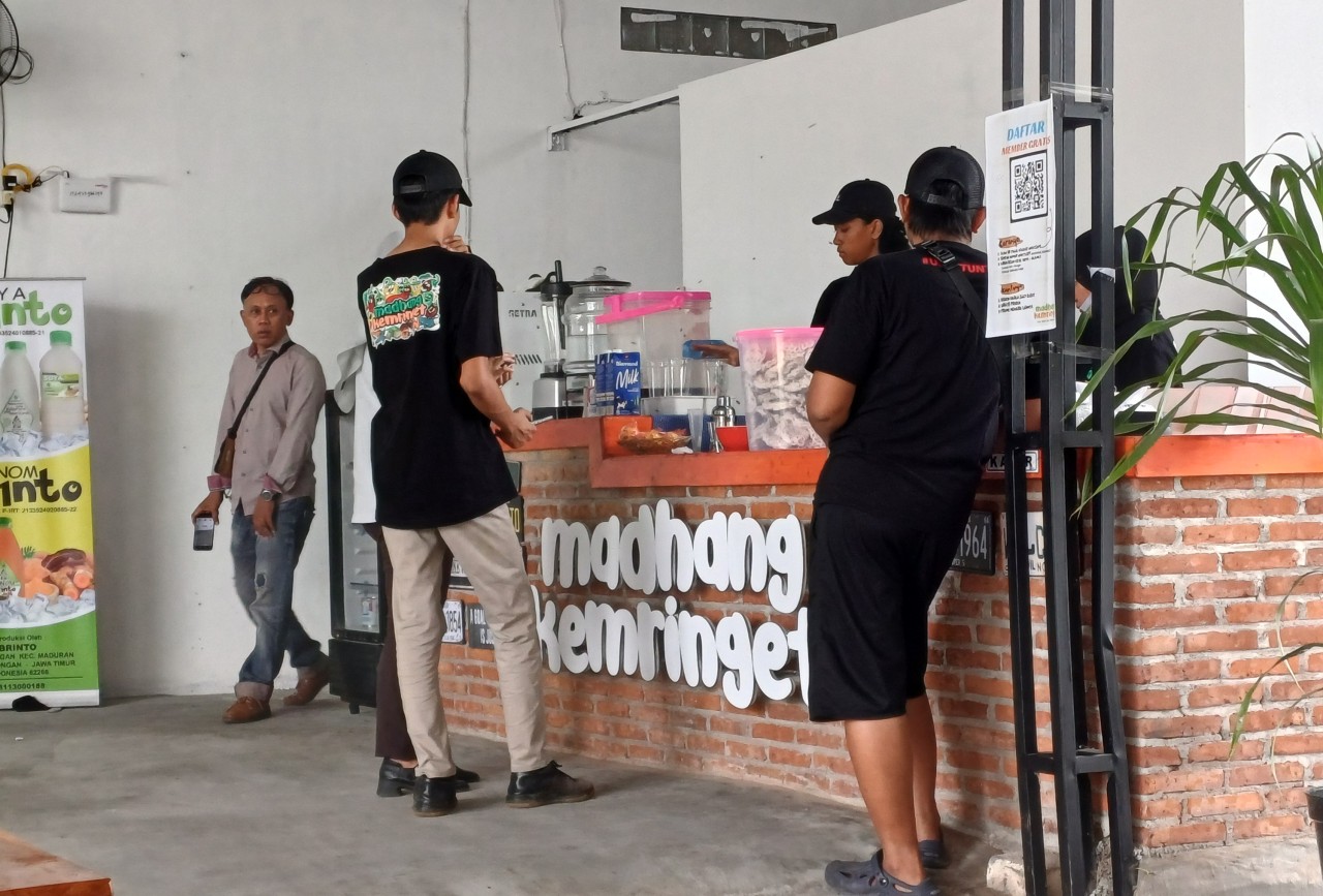 Suasana warung makan Madhang Kemringet. (Foto: Adyad Ammy Iffansah/jatimnow.com)