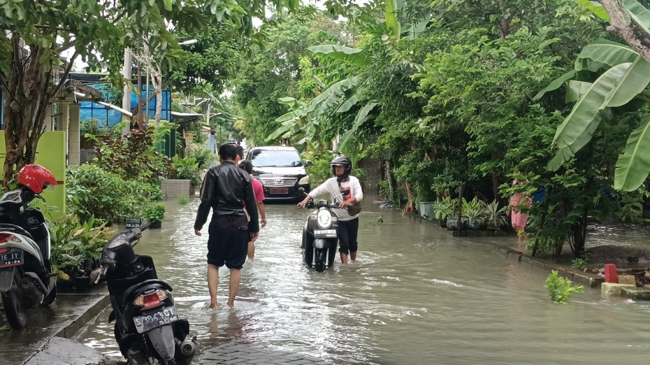 Banjir menggenangi kawasan pemukiman di Pacul Permai Desa Pacul Kecamatan Kota Bojonegoro. (Foto: Misbahul Munir/jatimnow.com)