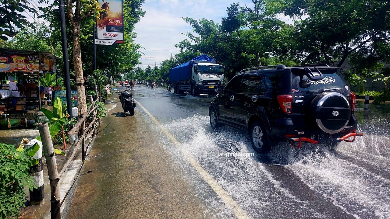 Banjir meluber hingga jalan raya.
