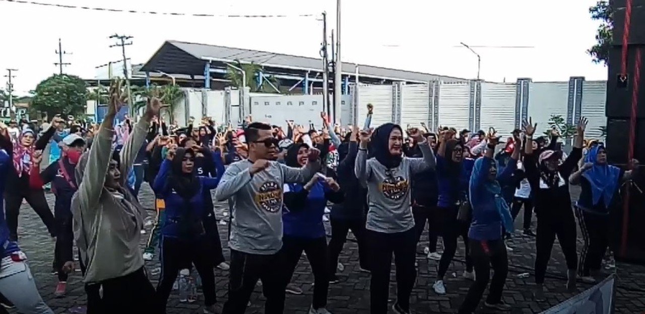 Caleg DPR RI, Lita Machfud Arifin, saat senam bersama warga Jemundo Sambikerep, Kecamatan Taman.