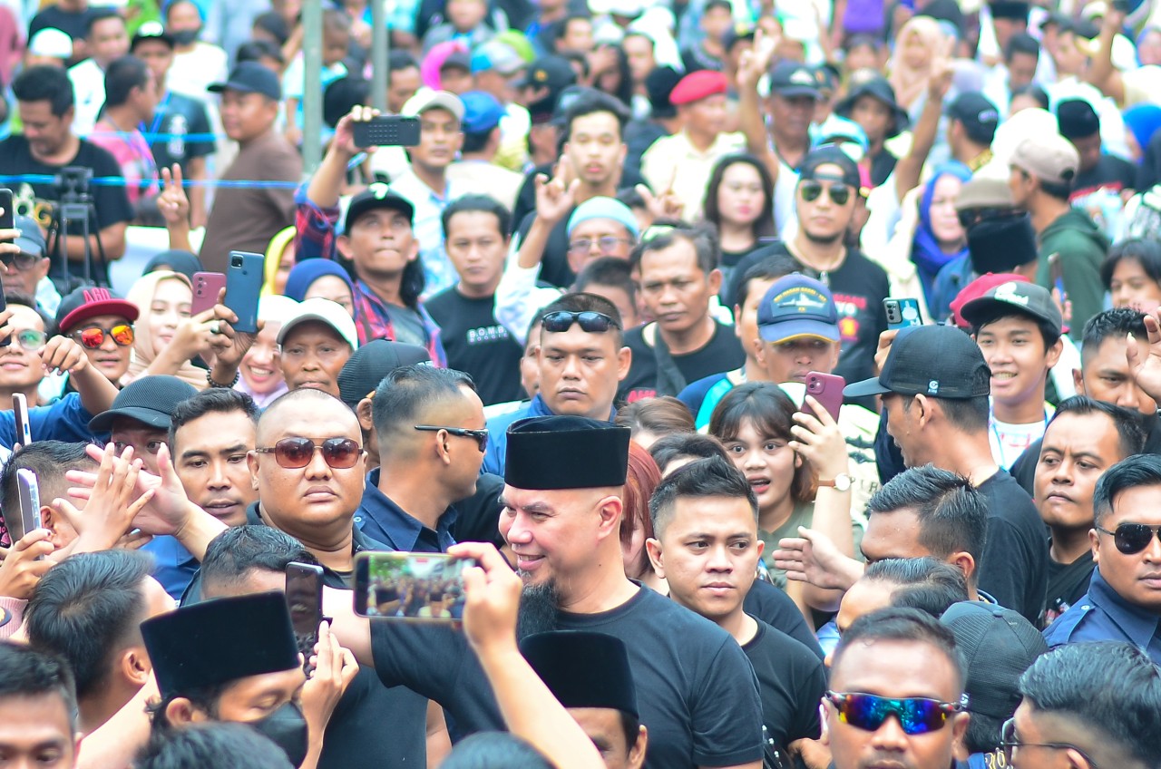 Ahmad Dhani di tengah massa pendukung. (Foto: Fuday for jatimnow.com)