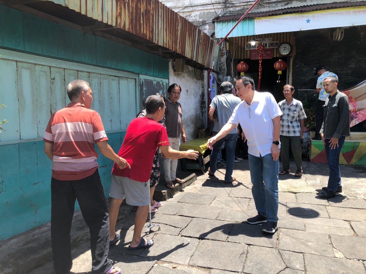 Direksi PT Molindo, Liem Irwan Likianto saat bertemu penghuni Gedung Setan. (Foto: Haryo Agus/jatimnow.com)